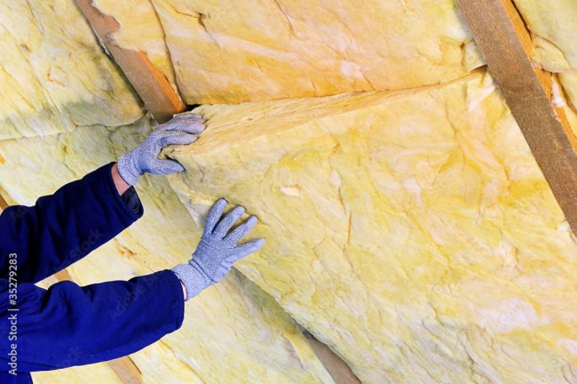Haufen zerbrochener Ziegel in verschiedenen Formen und Größen, zufällig verstreut.