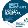 Ein Aufkleber mit deutschem Text, der für Baustoff Recycling Bayern wirbt und den Schwerpunkt auf das Recycling von Baustoffen legt.