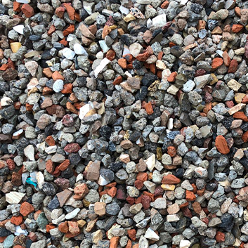 Nahaufnahme eines Haufens kleiner Kieselsteine in verschiedenen Farben, darunter Braun, Grau, Weiß und Orange.